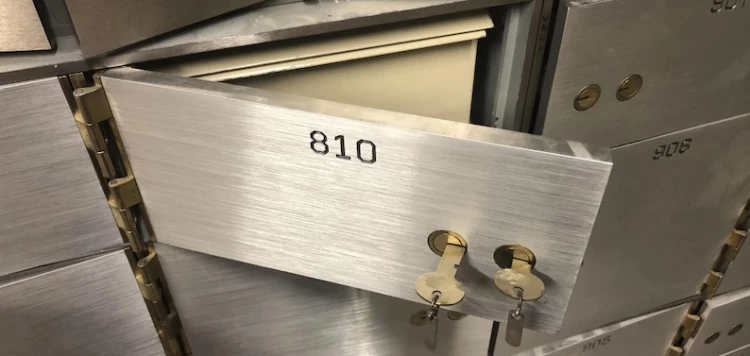  Foto de la puerta abierta de una caja fuerte pequeña de metal con dos llaves